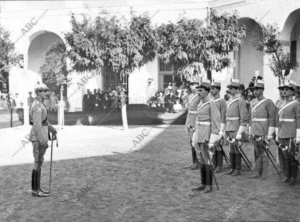 S. M. el Rey (X) Dirigiendo la palabra A los Nuevos Alumnos después de la jura...