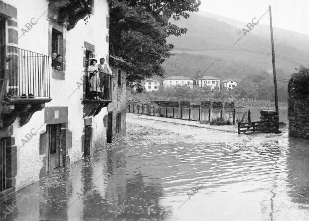 Una calle del pueblo de Santesteban, que ha Sido totalmente inundado por la...