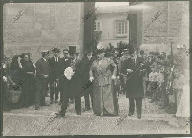 S.A.R., acompañada del alcalde de la ciudad Manuel Enríquez Barrios y del...