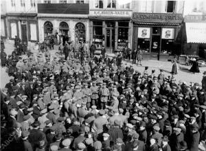 Un coro de Soldados Cantando Himnos en las Calles de una población Belga,...