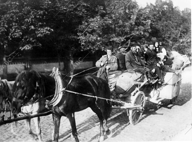 Familia de Judíos Poloneses Huyendo de los Lugares de la lucha con su mísero...