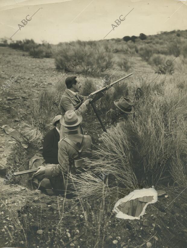 Su Majestad el Rey en su puesto durante la cecería verificada en la posesión de...