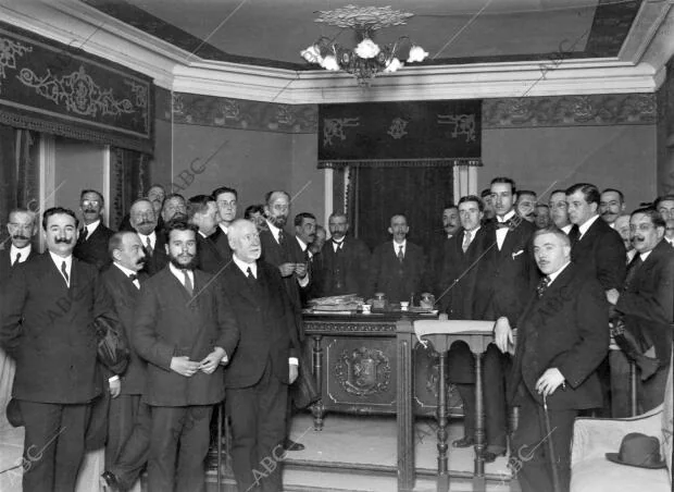 Grupo de Concurrentes A la asamblea Periodística que ayer Comenzó sus Tareas, y...