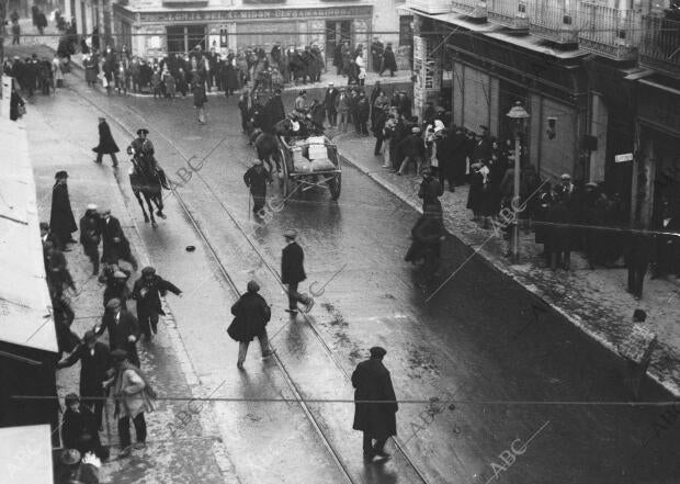 La Guardía civil carga contra los Estudiantes en la calle de la Victoria