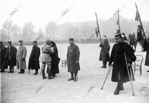 El general Sailly Imponiendo la medalla militar A la Señorita Emiliana Moreau,...