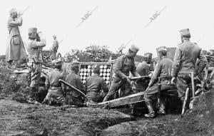 Artilleros Serbios Disparando durante uno de los Últimos Combates