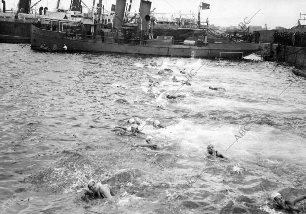 Los Concurrentes al Ix campeonato de invierno de natación Disputándose la copa...