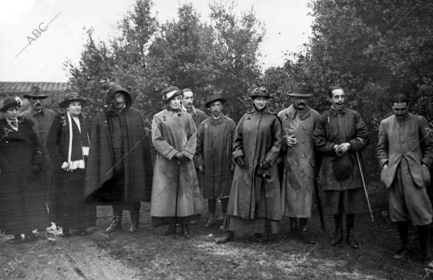 Ss.Mm. el Rey (1), la Reina (2), Ss.Aa. don Carlos (3) y doña Luisa (4), con los...