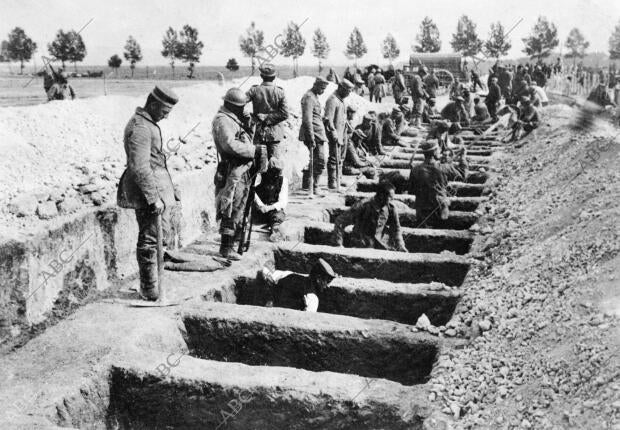 Soldados Alemanes Ocupados por los Franceses en cavar Sepulturas A retaguardia...