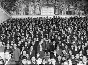 Los Alumnos en el salón de Actos durante la distribución de Premios