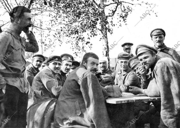 Soldados Alemanes Prisioneros Comiendo, con Soldados Rusos Heridos, en un...