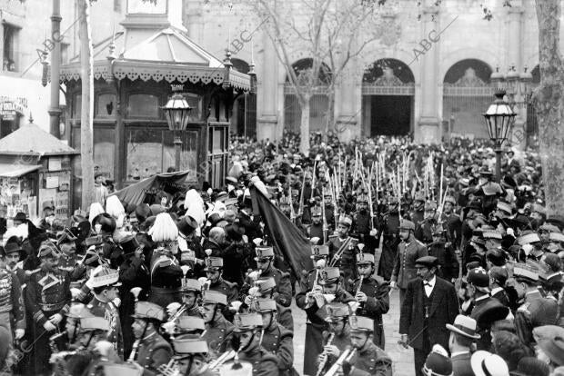 El capitán General (X), con las demás Autoridades, Presenciando el desfile de...