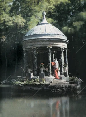 Templete en la isla del lago del jardín del Príncipe