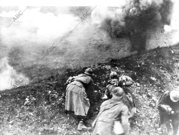 Un grupo de soldados observa como explota un proyectil en los campos de Verdún...