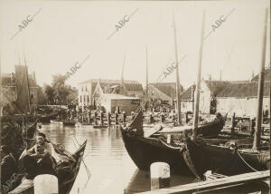 Puerto de pesca del pueblo de Volendam, actualmente inundando por completo