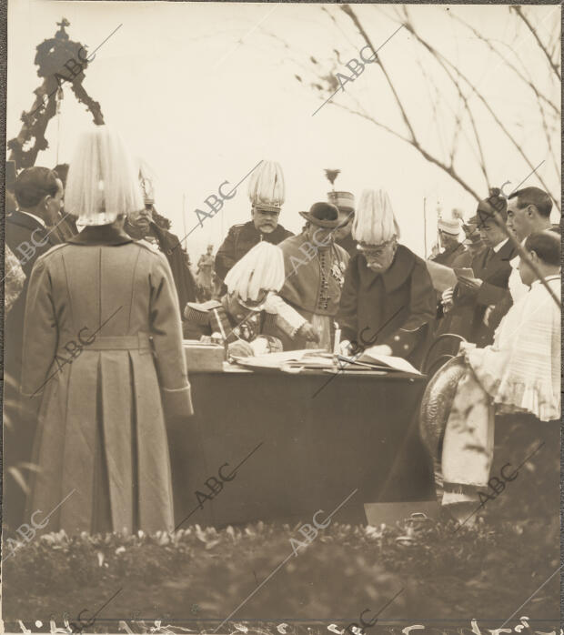 Las autoridades firmando el acta de colocación de la primera piedra de monumento...