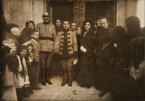 El soldado del regimiento de Victoria Eugenia, Enrique Ortiz, al salir de la...