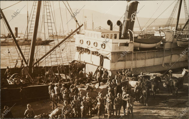 Embarco en el puerto de Melilla, a bordo del vapor 'Sagunto', del Sexto...