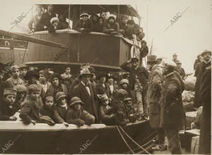 Llegada a la ciudad de víctimas de la guerra, niños serbios huérfanos