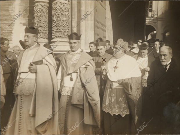 El nuevo prelado de Olimpo, Auxiliar de Málaga, Sr. Manuel González García (X),...