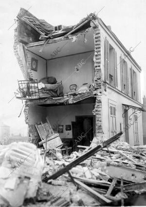 Aspecto de una de las Casas Destruidas por las Bombas Lanzadas desde la Aeronave...