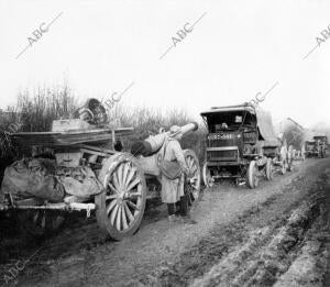 Convoy de Cañones de 120 Remolcados por Tractores Automóviles en el norte de...