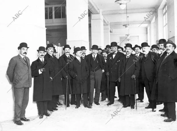 El director de Comunicaciones, Sr. Francos Rodríguez (X), con los Señores del...