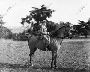 S.A.R. el príncipe de Asturias Paseando A caballo por la casa de campo