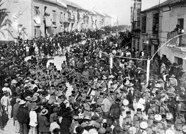 El Pueblo, en las Calles, Presenciando el paso de la compañía de intendencia que...