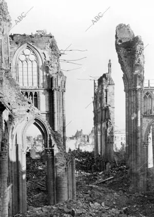 Fotografía Recientísima de las Ruinas de la catedral de Ipres