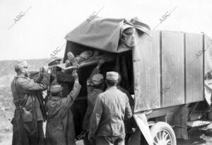 Soldados Alemanes Prisioneros Auxiliando A los Sanitarios Franceses en la...