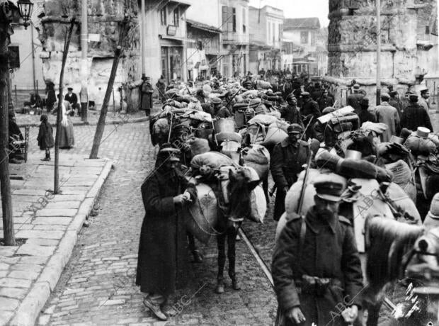 Interesante fotografía de la salida de las tropas griegas que guarnecían la...