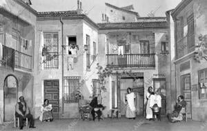 Una escena del primer cuadro De "los Pendientes de la Trini", sainete de los...