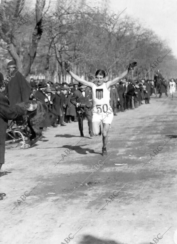 Llegada A la meta del corredor Pedro Prat, primer premio de las Carreras...