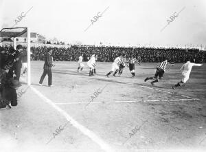 Partido del Campeonato Regional disputado en el Estadio Puente de Vallecas entre...