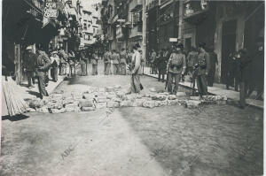 La guardia civil impidiendo la formación de una barricada que los huelguistas...