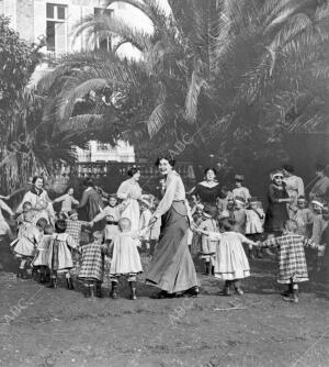 La hora del recreo en un asilo de Huerfanitos de la Guerra Fundado por el...