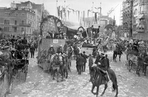 Un aspecto de la gran vía durante el desfile de las Carrozas