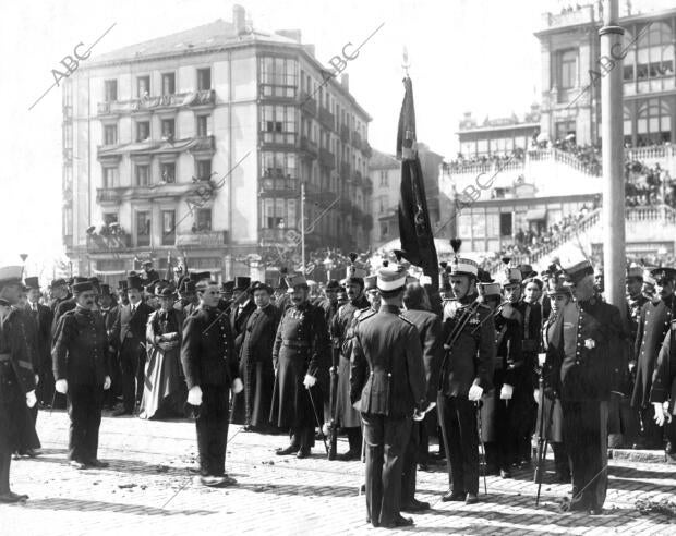 Las Autoridades junto A la bandera del regimiento infantería de Valencia al...