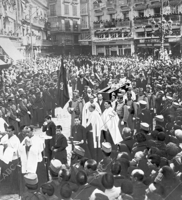 La comitiva fúnebre del prelado Menéndez Conde A su paso por la plaza de la...