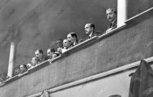 Don Alfonso Xiii (X) Presenciando el partido que se Celebró ayer tarde