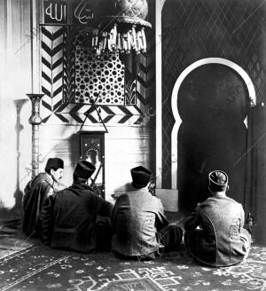 Soldados Musulmanes Heridos del ejército francés Rezando en la mezquita de la...