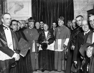 El venerable párroco de santa Ana, doctor D. José Ildefonso Gatell (1), con los...
