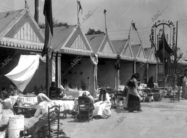 La Feria de Abril. En la imagen, casetas de las buñoleras