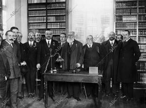 El director de la biblioteca Nacional, Sr. Rodríguez Marín (1), con el...