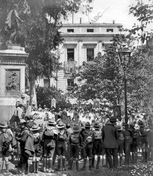 Niños y Niñas de las Escuelas Municipales Pasando ante la estatua de Cervantes...