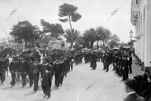 Conducción de los Restos de los Tripulantes de la escuadra de Cervera A su...