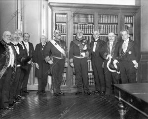 El nuevo académico don augusto González Besada (X), con el Director, Sr. Maura,...