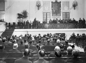 D. Alfonso Xiii (1) en la presidencia del acto inaugural de la casa de los...