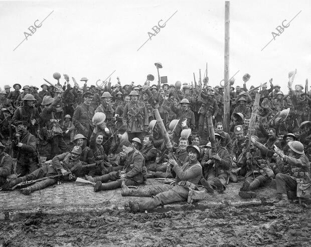 Oficiales y Soldados del regimiento de Northumberland con los Trofeos Cogidos al...